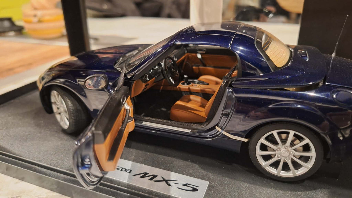 Autoart 1/18 Mazda Miata Diecast