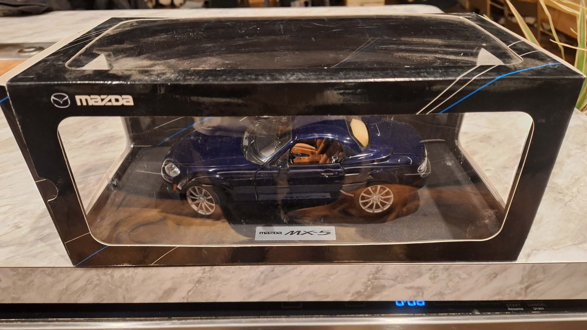 Autoart 1/18 Mazda Miata Diecast